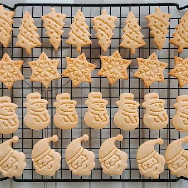 4-Piece: Plastic Cookie Baking Moulds by DailySale