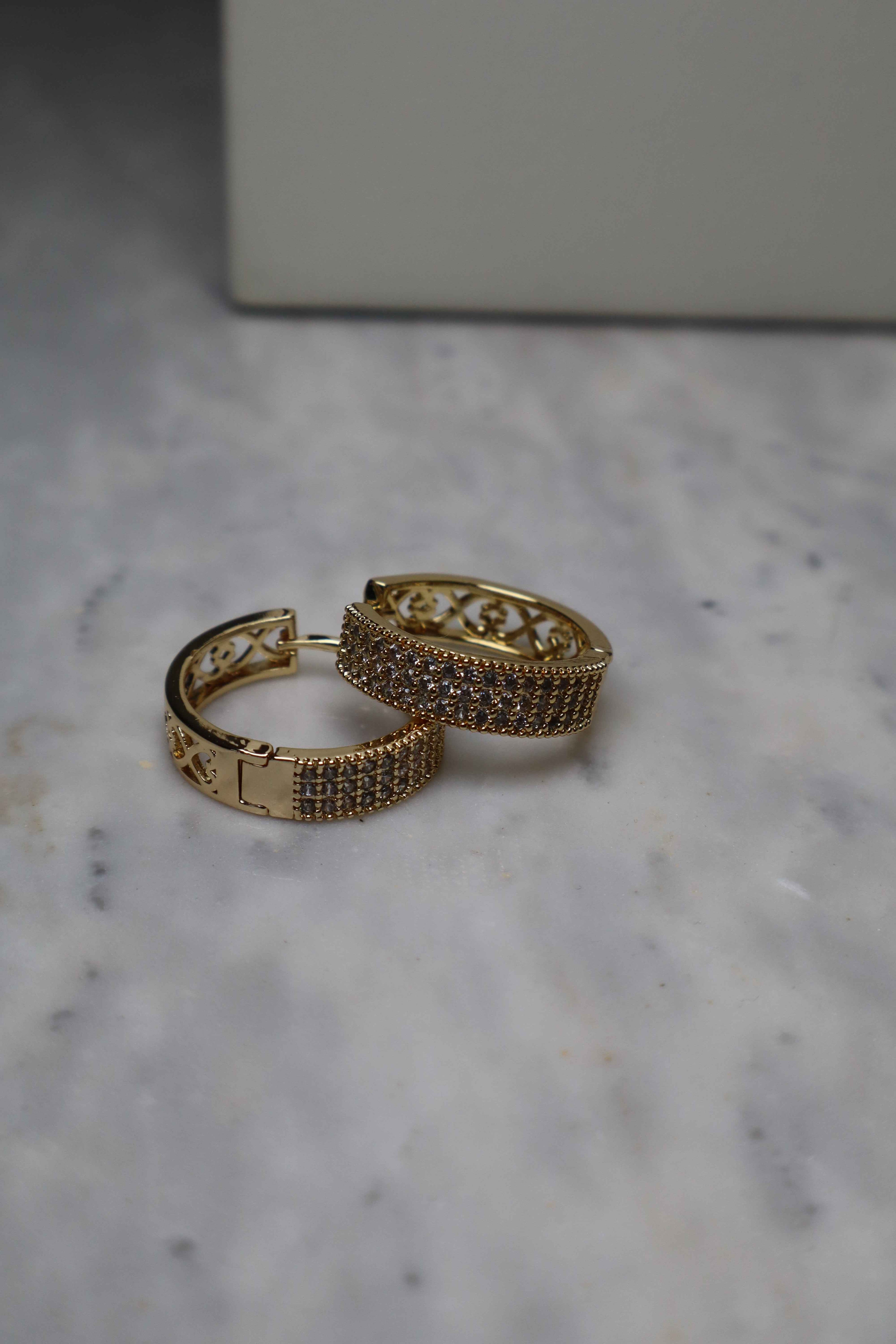 GOLD PLEATED HOOP EARRINGS