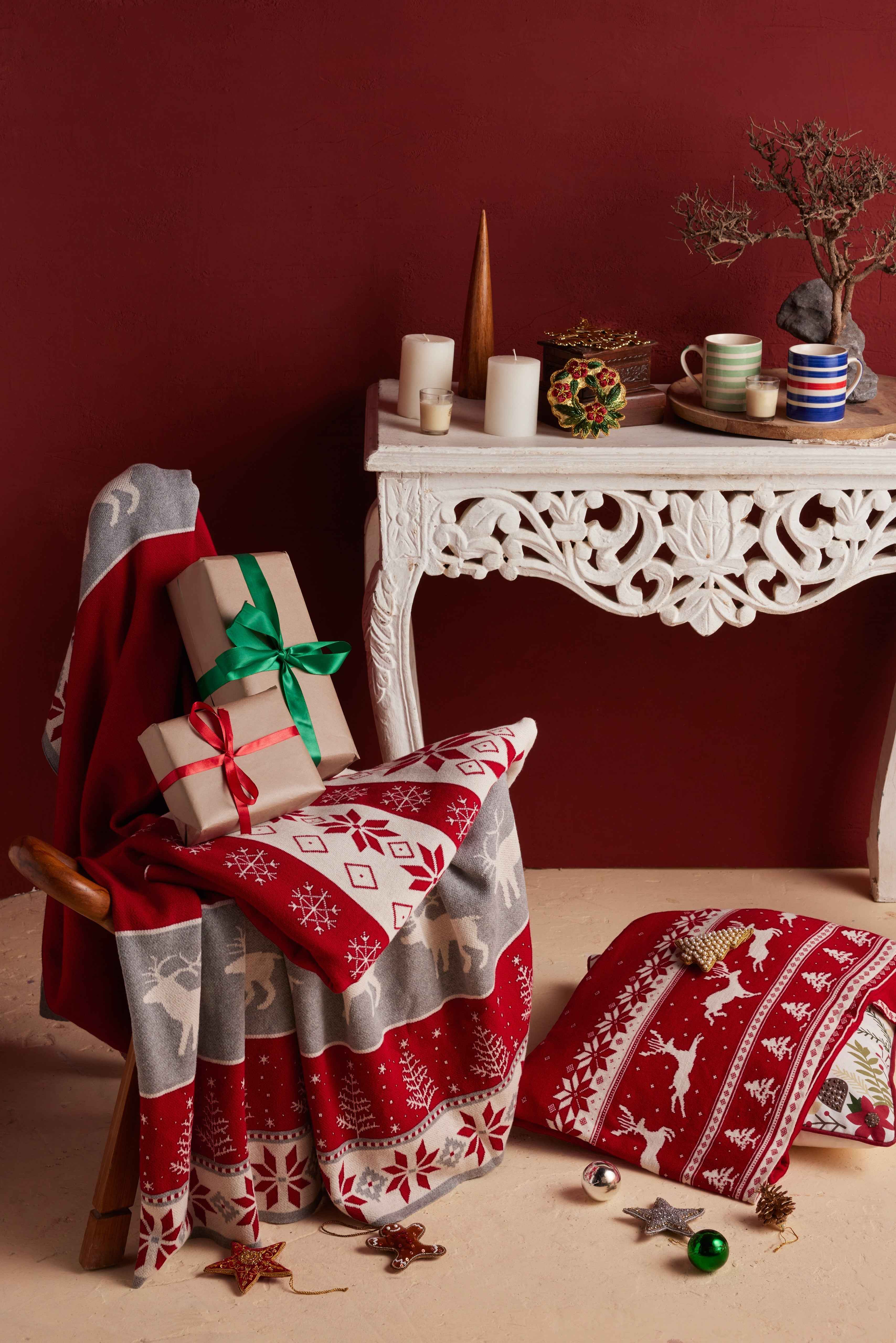 Reindeer In A Row Throw