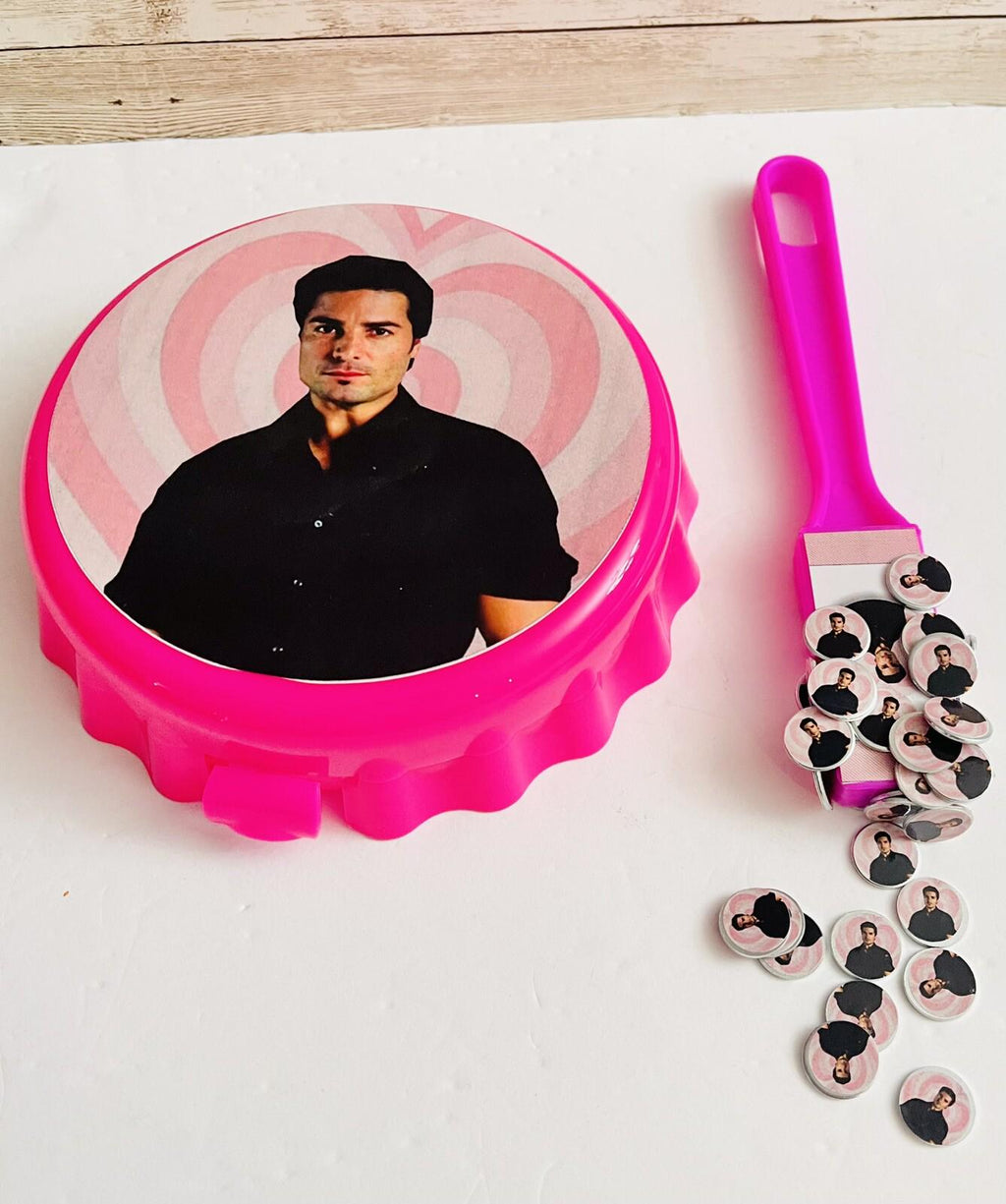 Fichero De Loteria Con Pala Magnética Y 50 Fichas De Chayanne Monedas/Fichas by Chica Mexico