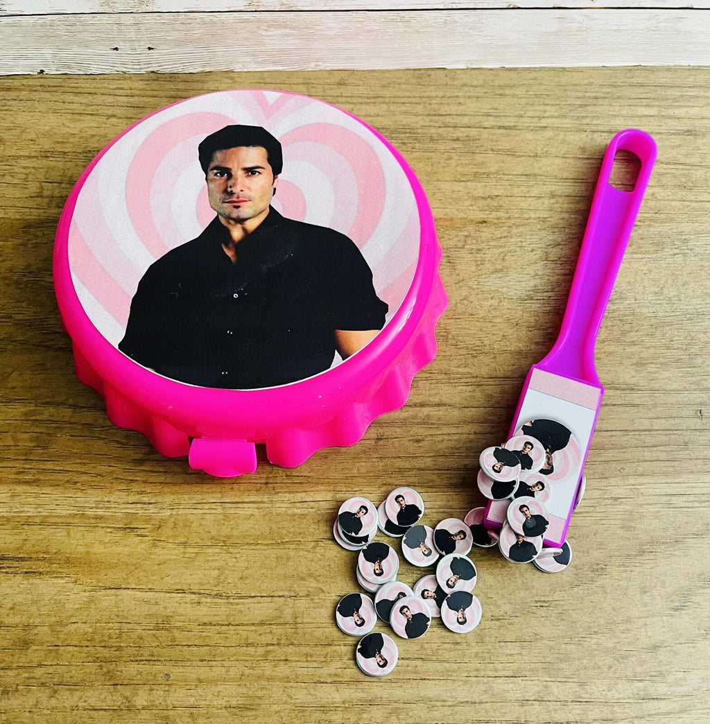 Fichero De Loteria Con Pala Magnética Y 50 Fichas De Chayanne Monedas/Fichas by Chica Mexico