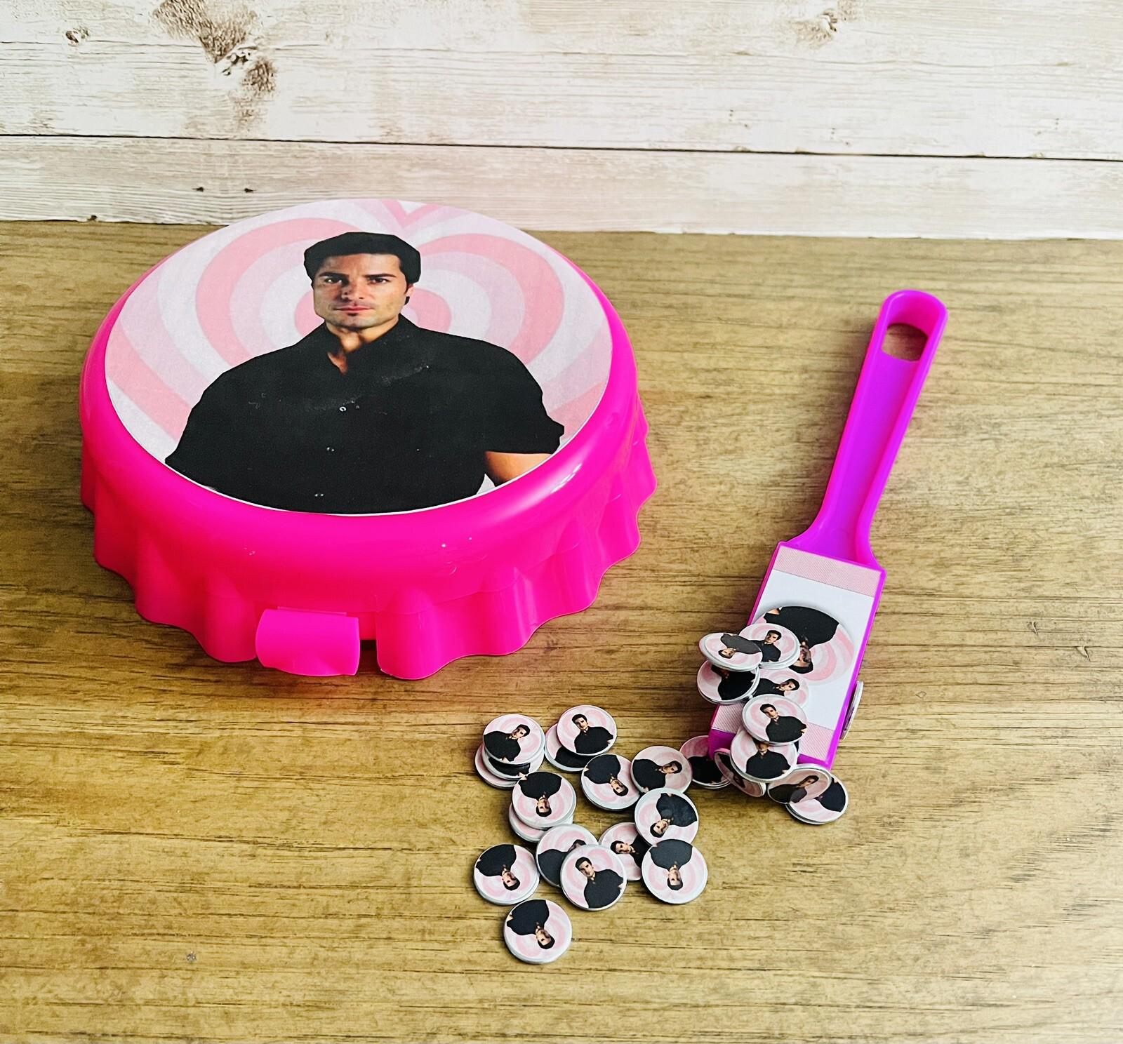 Fichero De Loteria Con Pala Magnética Y 50 Fichas De Chayanne Monedas/Fichas by Chica Mexico
