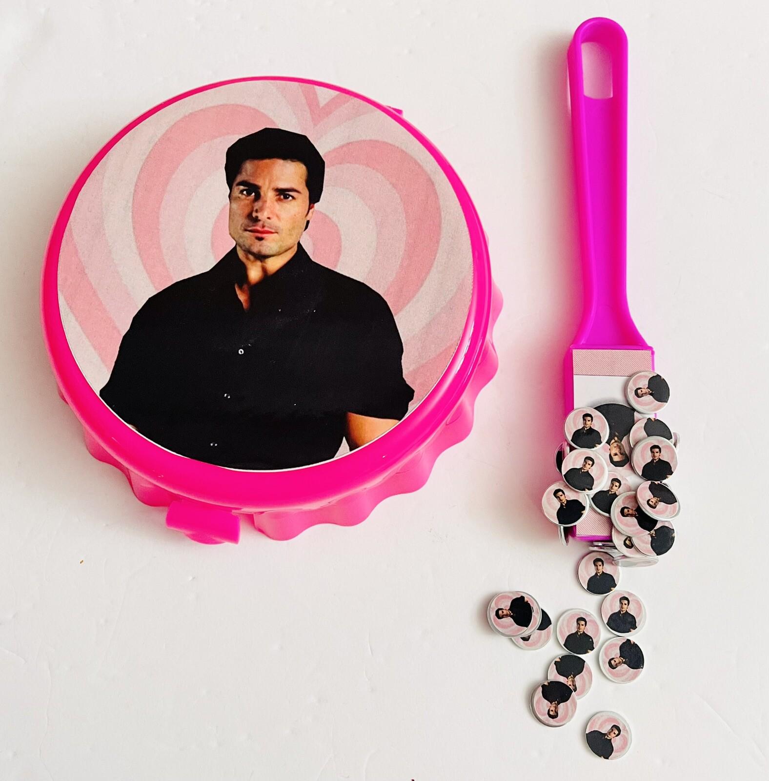 Fichero De Loteria Con Pala Magnética Y 50 Fichas De Chayanne Monedas/Fichas by Chica Mexico