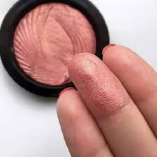 Vivid Baked Highlighter - Rose Gold lights